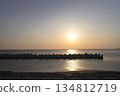 稚內海岸的旭日東昇，海浪拍打著礁石，陽光灑滿海面。 134812719
