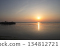 稚內海岸冉冉升起的太陽，一道光跡橫跨海面。 134812721