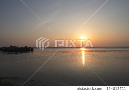 稚內海岸冉冉升起的太陽，一道光跡橫跨海面。 134812721