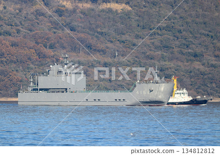 一艘運輸船和一艘拖船在瀨戶內海航行 134812812