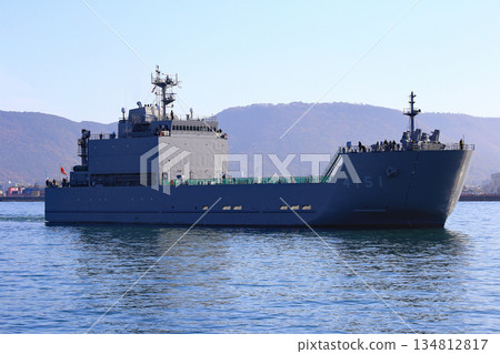 運輸船抵達港口 運輸船抵達港口 134812817