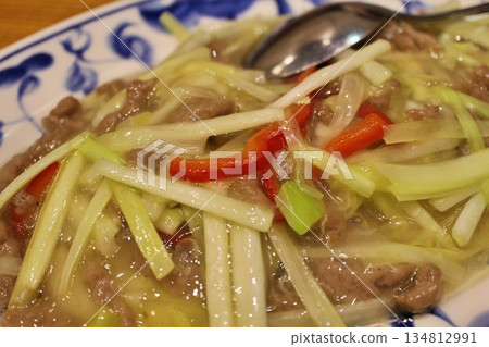Chinese cuisine: Stir-fried yellow chives and beef (salted yellow chives and beef) Chinese cuisine: Stir-fried yellow chives and beef (salted yellow chives and beef) 134812991