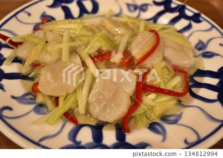 Chinese cuisine: Yellow chives and scallops stir-fried with salt 134812994