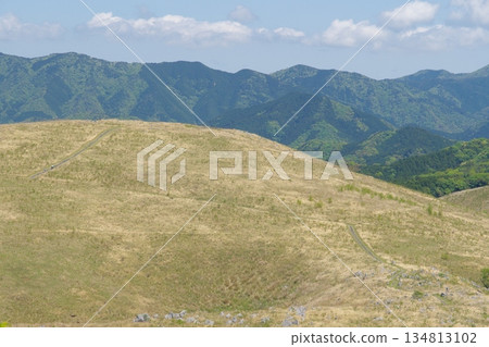 Spring 2025: View of Akiyoshidai and Kitayama with dead grass remaining Spring 2025: View of Akiyoshidai and Kitayama with dead grass remaining 134813102