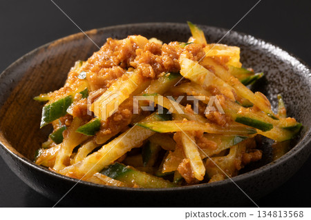 Crab chili oil with cucumber 134813568