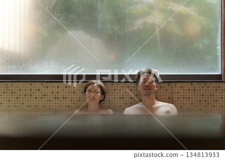 spa, hot springs vacation, heterosexual couple 134813933