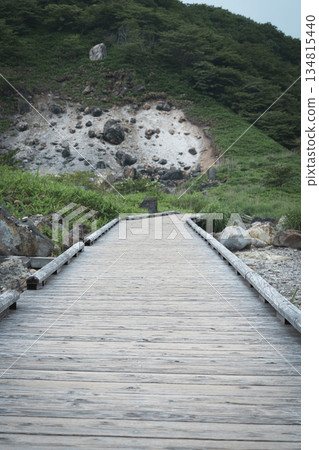 一條通往後面的道路 一條通往後面的道路 134815440