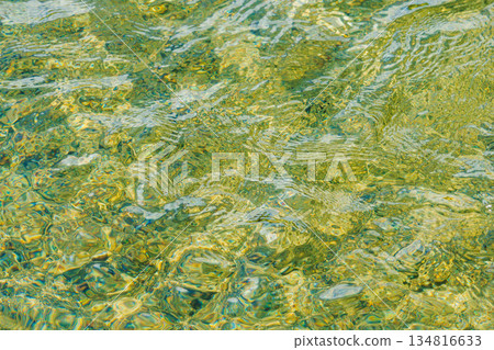 河面沐浴在柔和的秋日陽光 10 134816633