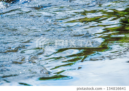 秋日柔和陽光下潺潺流淌的河流特寫 03 秋日柔和陽光下潺潺流淌的河流特寫 03 134816641