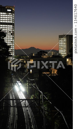 從富士見橋(東京世田谷區)眺望富士山的夜景以及東急大井町線列車,該橋被評為關東地區觀賞富士山的100個最佳地點之一。 從富士見橋(東京世田谷區)眺望富士山的夜景以及東急大井町線列車,該橋被評為關東地區觀賞富士山的100個最佳地點之一。 134817640