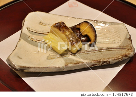 Grilled Japanese cuisine: Grilled flatfish with saikyo sauce, shiitake mushroom steak, pickled Chinese cabbage in sweet and sour sauce Grilled Japanese cuisine: Grilled flatfish with saikyo sauce, shiitake mushroom steak, pickled Chinese cabbage in sweet and sour sauce 134817678