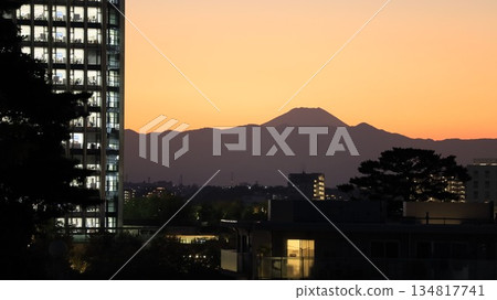 The evening view of Mount Fuji from Fujimi Bridge (Setagaya Ward, Tokyo), which has been selected as one of the top 100 views of Mount Fuji in the Kanto region. 134817741