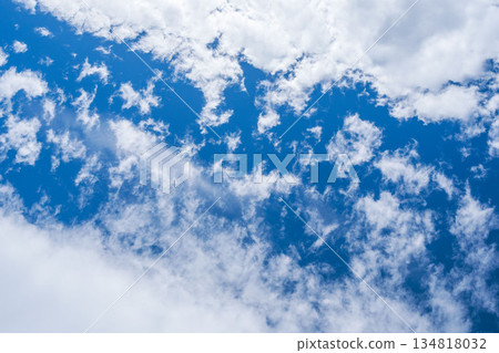 秋日的天空：透過雲層的縫隙，仰望蔚藍的天空，宛如一條河 129 134818032