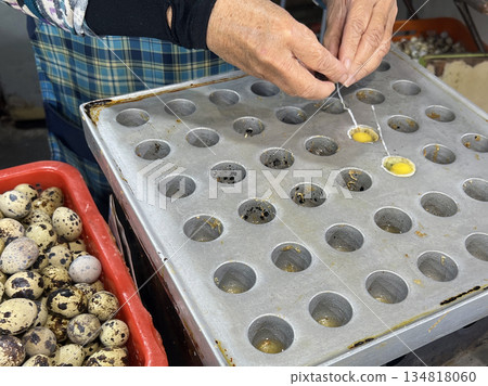 拍攝攤熟練地敲開鵪鶉蛋倒進模具裡烹飪 134818060