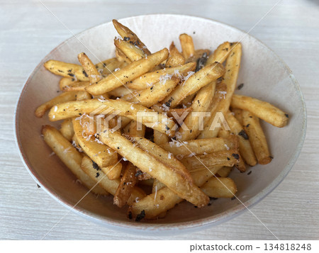 在美式餐廳裡拍攝剛上桌的松露起司薯條 134818248