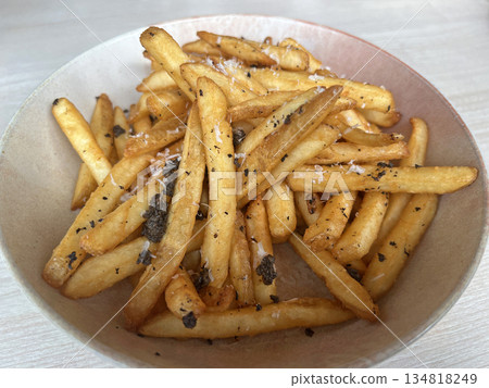 在美式餐廳裡拍攝剛上桌的松露起司薯條 在美式餐廳裡拍攝剛上桌的松露起司薯條 134818249