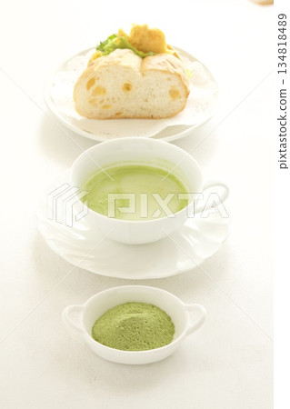 雞蛋生菜三明治和抹茶拿鐵 134818489