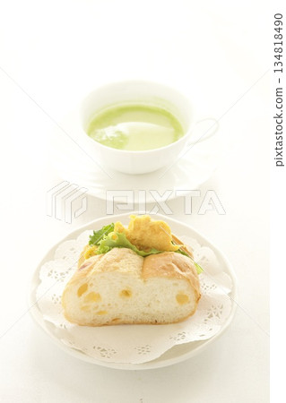 雞蛋生菜三明治和抹茶拿鐵 134818490