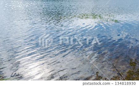 秋日湖面波光粼粼 01 134818930