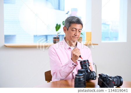 資深男性攝影師，攝影為嗜好，相機保養與維護 134819041