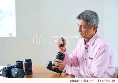 資深男性攝影師，攝影為嗜好，相機保養與維護 134819046