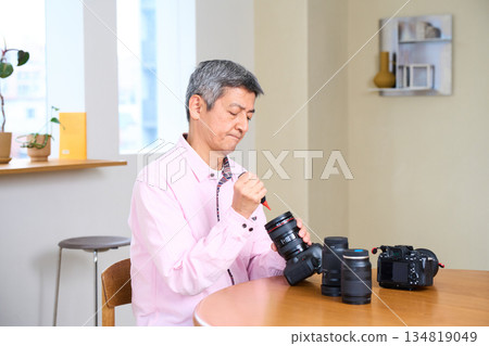 資深男性攝影師,攝影為嗜好,相機保養與維護 資深男性攝影師,攝影為嗜好,相機保養與維護 134819049