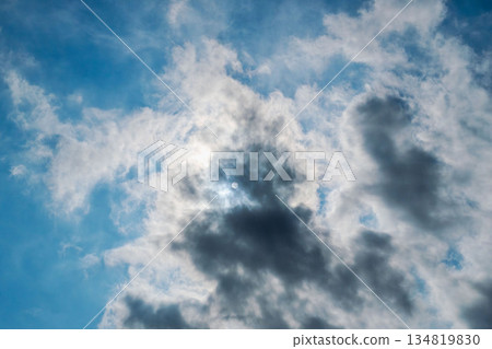 秋日的天空：陽光穿透雲層，閃耀著光芒 01 134819830