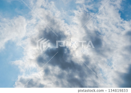 秋日的天空：陽光穿透雲層，使雲朵閃耀光芒 04 134819833