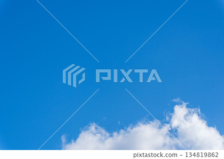 秋天的天空：平靜的藍天和白雲 142 134819862