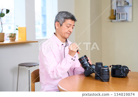 資深男性攝影師，攝影為嗜好，相機保養與維護 134819874