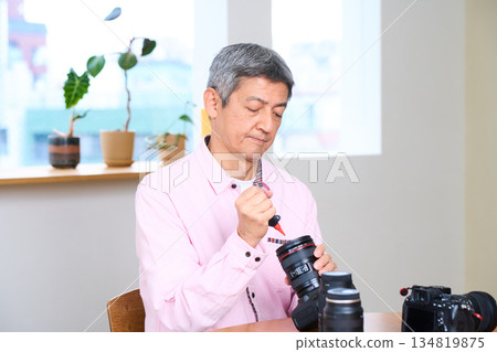 資深男性攝影師，攝影為嗜好，相機保養與維護 134819875