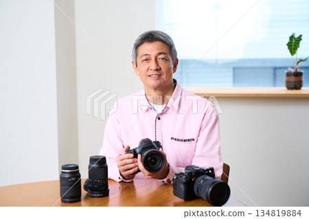 資深男性攝影師，攝影為嗜好，相機保養與維護 134819884