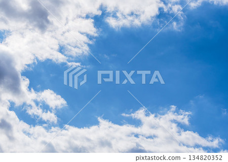 秋日的天空:白天的藍天和雲彩 36 秋日的天空:白天的藍天和雲彩 36 134820352