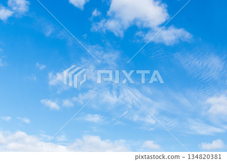 秋日的天空：白天的藍天和雲彩 65 134820381