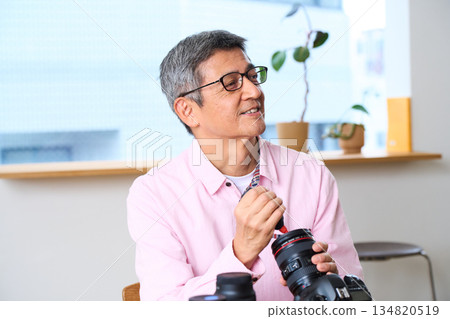 資深男性攝影師,攝影為嗜好,相機保養與維護 資深男性攝影師,攝影為嗜好,相機保養與維護 134820519