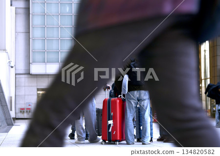 Tokyo cityscape in Japan: Suitcases... Inbound tourism continues... Foreign tourists gathered at Tokyo Station (Nihonbashi Exit) Tokyo cityscape in Japan: Suitcases... Inbound tourism continues... Foreign tourists gathered at Tokyo Station (Nihonbashi Exit) 134820582