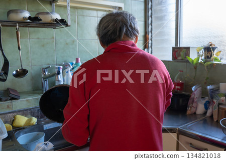 Elderly man with gray hair standing in the kitchen Elderly man with gray hair standing in the kitchen 134821018