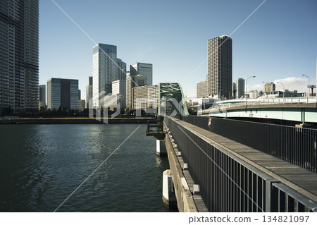 豐洲的晴海橋(原晴海鐵路橋)將於2025年12月改建為步行長廊。 豐洲的晴海橋(原晴海鐵路橋)將於2025年12月改建為步行長廊。 134821097