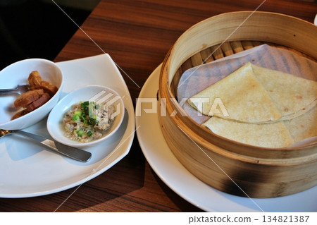 中式食物：雞肉和炸麵包捲在薄餅裡 134821387