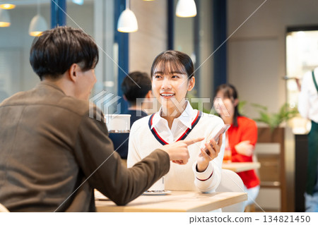 放鬆在咖啡館的年輕夫婦 134821450