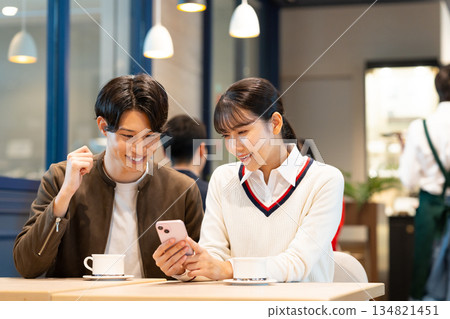 放鬆在咖啡館的年輕夫婦 134821451