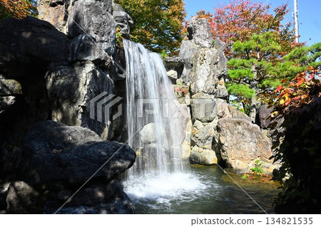 Chinese garden scenery and waterfalls seen at Tenjuen in autumn (Niigata City, Niigata Prefecture) Chinese garden scenery and waterfalls seen at Tenjuen in autumn (Niigata City, Niigata Prefecture) 134821535