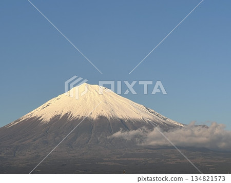 富士山和湛藍的天空 富士山和湛藍的天空 134821573