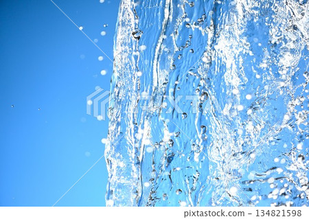 瀑布奔騰而下的壯觀景象 瀑布奔騰而下的壯觀景象 134821598
