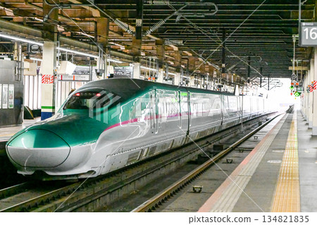 東北青森新幹線E5系列列車即將進入平台 134821835
