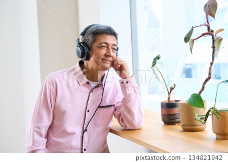 聽音樂（生活方式/老年人嗜好） 134821942