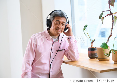 聽音樂（生活方式/老年人嗜好） 134821946
