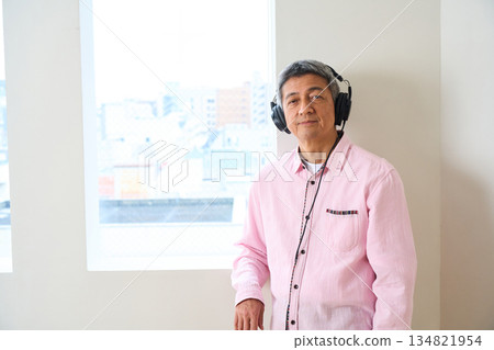 聽音樂（生活方式/老年人嗜好） 134821954