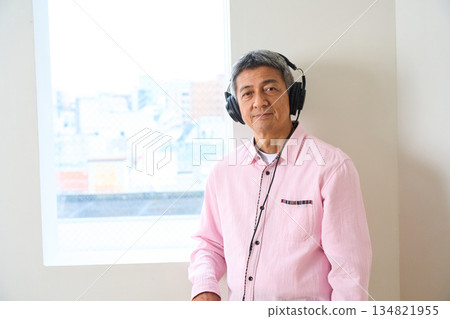 聽音樂（生活方式/老年人嗜好） 134821955