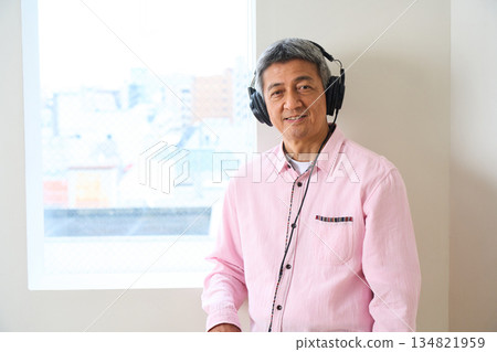 聽音樂（生活方式/老年人嗜好） 134821959